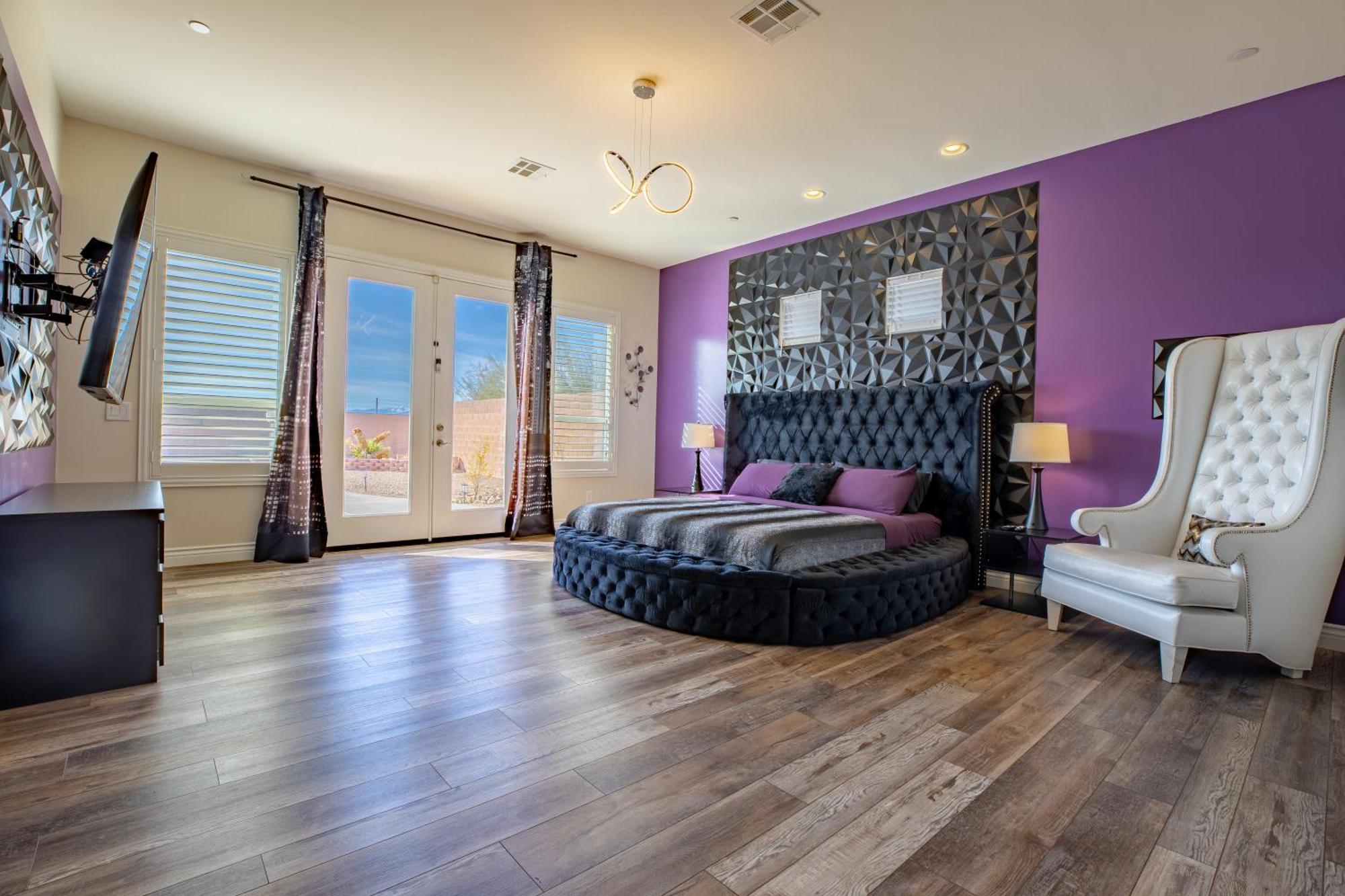 3400 Sqft House W/40ft Heated Pool/spa- Strip View